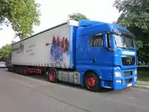 MAN TGX Sattelzug mit  Gardinenplane  im August 2013 in Berlin-Charlottenburg