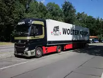 MB Actros 1845 im Juli 2013 auf einem BAB-Rastplatz