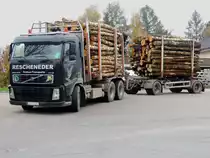 VOLVO FH12 460, sowie mitgeführter Hänger sind mit Rundholz beladen; 131102