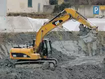 Caterpillar 323D L; hat mit seiner Leistung von rd.150PS eine Schaufel voll Lehm ausgehoben; 131220