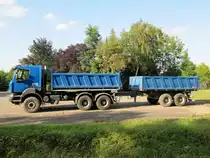 Renault Kerax 450 3-Seitenkipper mit Langendorf Tandem-Kippanhänger im September 2012 bei Artlenburg abgestellt 
