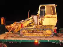 John Deere 350 A Laderaupe auf Tieflader am 21.12.2013 bei Alt -  Treckerfreunde  Glüh Vor  Vennikel 1987.Vor dem Hochofen gerettet!!!