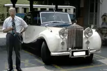 Schweiz, Gstaad, Rolls-Royce Silver Wraith (1946-1959). Im Hintergrund, ein Wagen der MOB (Montreux-Oberland-Bernois Bahn). Scan eines Dias aus dem Jahr 1976.