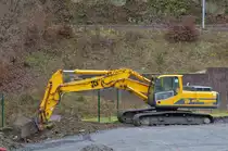 Am Rande einer Baustelle wartet dieser JCB Raupenbagger auf seinen n�chsten Einsatz.  18.01.2014