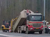 Mercedes Benz Actros aufgenommen beim Absetzen eines Kipperaufliegers.  22.01.2014