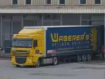 Daf XF Sattelzug steht bei einer Lagerhalle bereit zum Beladen.  22.01.2014