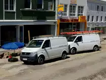 VW-T5, eines örtlichen Energieversorgers bei einer Hausanschlußbaustelle; 130717