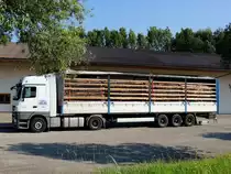 ACTROS-1844 von Trans-EKSPEDICIJA aus Litauen, mit einer Ladung Schnittholz; 130718