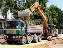 MAN 41.402 SILENT wird von einem CASE Bagger mit Aushubmaterial beladen; 130718