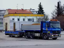 ACTROS-3340, beladen mit Schotter, zieht einen kleinen Tiefladehänger hinter sich her; 130402