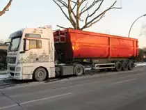 MAN TGX 18.440 XXL mit Schmitz-Auflieger am 25.01.2014 in Bln.-Tempelhof.