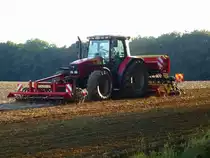 Massey Ferguson 6290, Allradschlepper mit angebautem Frontgrubber und Drillmaschine am Heck, Aug.2013 