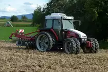Steyr M-trac 75 spezial, Allradschlepper mit Zwillingsbereifung zur Verminderung des Bodendrucks und angebauter Scheibenegge, Aug.2013