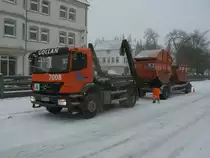 Dieser Mercedes holte einen Hänger mit Absetzcontainer,am 27.Januar 2014,in Bergen/Rügen ab.