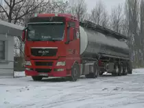 MAN-Tanklaster,am 27.Januar 2014,beim Schneefall in Bergen/Rügen.