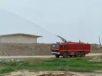 Übung eines Löschzuges der Flughafenfeuerwehr N'Djamena (Sommer 2013).