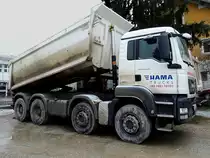 MAN TGS41.400 verbringt die Wochenendruhe mit leichter Kipperschrägstellung; 140125