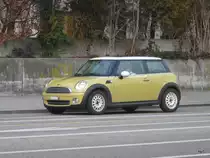 Grün/Gelber Mini unterwegs in der Stadt Solothurn am 25.01.2014