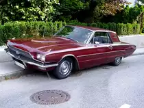 Ford Thunderbird-1966, parkt auf einer schrägen Zufahrtsstraße; 130908