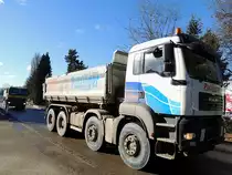 MAN 41.460, im Convoi von einigen Kipperfahrzeugen, welche Erdaushub von einer Baustelle zu einer Deponie befördern; 140201