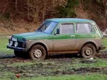 LADA NIVA1600, in rasanter Fahrt durch eine moorastige Wiese; 140201