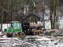 Rückezug,John-Deere 1110D_ECO-III, 8Räder; beim Aufsammeln von geschlägerten Fichtenstämmen; 140127