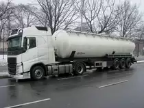 Volvo FH 500 EEV mit Kipp-Silo-Auflieger (nur für Lebensmittel) am 02.02.2014 in Berlin-Spandau.