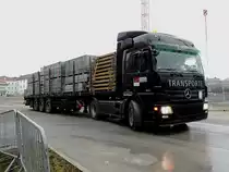 ACTROS-1844 wird bei dichtem Nebel breits vom Kranhaken samt Kettengehänge zur Entladung erwartet; 140120