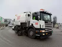SCANIA 94G 300, bürstet die verschmutzte Fahrbahn wieder sauber; 140131