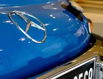 Mercedes-Benz Renntransporter -Detailaufnahme vom  welligen  Logo. Foto: 30.11.2012, Mercedes-Benz Museum.