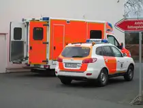 Rettungswagen (RTW) des kommunalen Rettungsdienst der Stadt Nettetal Technische Daten: Mercedes-Benz Sprinter 518 CDI Ausbau durch die Firma Fahrtec Automatikgetriebe Ausstattung: Fahrtrage der Firma Ferno EKG/Defibrillator Corpuls C3 Beatmungsgerät Weinman Medumat Standard Spritzenpumpe Fresenius Injektomat c-IS Absaugpumpe Weinmann Accuvac Rescue Notfallkoffer für Erwachsene Notfallkoffer für Kinder Schaufeltrage und Spineboard Vakuummatratze und KED-System. Notarzteinsatzfahrzeug (NEF) des kommunalen Rettungsdienst der Stadt Nettetal Technische Daten: Hyundai Santa Fe II Ausbau durch die Firma WAS Automatikgetriebe Ausstattung: EKG/Defibrillator Corpuls C3 Beatmungsgerät Dräger Oxylog 1000 Absaugpumpe Weinmann Accuvac Rescue Notfallkoffer für Erwachsene Notfallkoffer für Kinder. Am 16.1.2014 in Nettetal von mir zwecks Fototermin aufgenommen worden