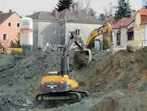 VOLVO EC3800NL schichtet in einer Baugrube Aushubmaterial um; 140108