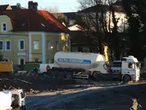 ACTROS-1846, hat im Auflieger eine Ladung Zement angeliefert; 140206