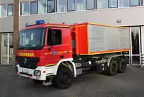 Wechselladerfahrzeug (WLF) der Freiwilligen Feuerwehr Viersen, Hauptamtliche Wache. Da das Fahrzeug hauptsächlich mit dem Abrollbehälter Tank 9,5m³ beladen ist, wird es auch  die Kuh  genannt. Das Fahrzeug wird im Einsatzfall von den Kräften der Löschgruppe Stadtmitte besetzt. der analoge Funkkenner lautete Florian Viersen 08/65-12. Fahrgestell: Mercedes-Benz Actros 3332 Aufbau:VDL: Am 7.1.2014 in Viersen von mir zwecks Fototermin aufgenommen worden