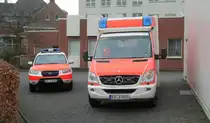 Rettungswagen (RTW) des kommunalen Rettungsdienst der Stadt Nettetal Technische Daten: Mercedes-Benz Sprinter 518 CDI Ausbau durch die Firma Fahrtec Automatikgetriebe Ausstattung: Fahrtrage der Firma Ferno EKG/Defibrillator Corpuls C3 Beatmungsgerät Weinman Medumat Standard Spritzenpumpe Fresenius Injektomat c-IS Absaugpumpe Weinmann Accuvac Rescue Notfallkoffer für Erwachsene Notfallkoffer für Kinder Schaufeltrage und Spineboard Vakuummatratze und KED-System Notarzteinsatzfahrzeug (NEF) des kommunalen Rettungsdienst der Stadt Nettetal Technische Daten: Hyundai Santa Fe II Ausbau durch die Firma WAS Automatikgetriebe Ausstattung: EKG/Defibrillator Corpuls C3 Beatmungsgerät Dräger Oxylog 1000 Absaugpumpe Weinmann Accuvac Rescue Notfallkoffer für Erwachsene Notfallkoffer für Kinder. Am 16.1.2014 in Nettetal von mir zwecks Fototermin aufgenommen worden