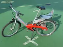 Call a Bike Berlin: die aktuellsten, etwa seit 2013 in Betrieb befindlichen Fahrräder sind wie ihre Vorgänger ungefedert und verfügen über eine Nabenschaltung. Gegenüber der ersten Generation (Vollfederung, Kettenschaltung) stellt dies einen Paradigmenwechsel dar. Wieder verfügen sie über einen Nabendynamo, neu ist eine LED-Beleuchtung (leider keine sehr helle) auf der Frontseite. 9.2.2014, in Gleisdreieckpark Berlin