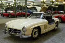 Mercedes 300SL, der berhmte Flgeltrer wurde von 1954-57 gebaut, Automobilmuseum Mhlhausen, Nov.2013