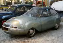 Panhard-Levassor Dynavia, franzsischer Kleinwagen, Baujahr 1948, 2-Zyl.Motor mit 605ccm und 28PS, Vmax.130Km/h, Verbrauch 3,5L/100Km !, Automobilmuseum Mhlhausen, Nov.2013