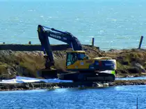 Frankreich, Languedoc-Roussillon, Hérault, zwischen Villeneuve-lès-Maguelone und Palavas-les-Flots. Volvo EC 240 C im Einsatz bei der Dünensanierung. 12.02.2014
