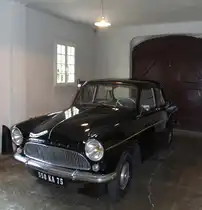 Simca Aronde von Robert Schuman  - Und so fuhr ein Minister und Ministerpräsident, wenn er damit fuhr oder gefahren wurde.
Robert Schuman ließ lieber das Auto stehen und fuhr mit Bus und Bahn und ganz ohne den heutigen Security Schnickschnack!

Am 13.09.2013 waren wir mit dem  Europadenkmal Berus Verein  in Scy-Chazelles bei Metz.
Dort wohnte Robert Schuman, einer der Mitbegründer des modernen Europa.
Robert Schuman wurde am 29. Juni 1886 in Clausen, heute Stadtteil von Luxemburg geboren und verstarb am 4. September 1963 in Scy-Chazelles
1946 wurde Schuman Finanzminister und 1947 Ministerpräsident von Frankreich, zwischen 1948 und 1952 war er Außenminister.
1958 wurde Robert Schuman zum ersten Präsidenten des Europäischen Parlaments gewählt.

Wenn man sieht wie bescheiden er gelebt hat, dann täte diese Bescheidenheit auch manch einem Politiker unserer Zeit gut.

Die Aronde von Simca wurde von 1951 bis 1963 gebaut, am 22 Mai 1963 verließ das letzte Fahrzeug das Band.
Bei dem Fahrzeug von Robert Schuman handelt es sich um den Typ Aronde P60, der ab 1958 produziert wurde.

Ich habe auf einem Simca meine Fahrschule gemacht, eher für Fahrschulen ein seltenes Auto, ich durfte 1973 im Simca 1301 special meine ersten Kilometer fahren.