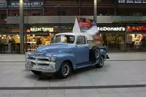 Als Hingucker stand dieser Chevrolet 3100 Pick Up am 10.2.2014
in der Bahnhofhalle des Kieler Hauptbahnhofes.
