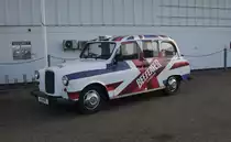 Ein altes London Taxi hat sich als Werbefahrzeug nach Puttgarden verirrt. Am dortigen Hafen konnte ich es am 12.2.2014 fotografieren.