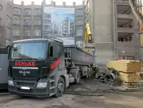 MAN TGS Kippsattelzug mit Carnehl-Auflieger wird am 17.02.2014 in Bln.-Charlottenbg. mit Bauaushub beladen.