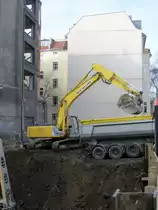 New Holland Kettenbagger beim Beladen eines Kippsattelzuges am 17.02.2014 in Berlin-Charlottenburg