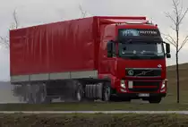 Volvo FH 460 aus Polen unterwegs auf regennasser Fahrbahn, Crailsheim, 09.04.2013