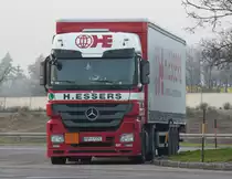 MB Actros MP3 von Essers aus Polen pausiert auf der Rastanlage Frankenhöhe, 31.12.2013