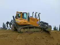 Frankreich, Languedoc, Hérault, Montpellier-Agglomération. Die Autobahn A9 um Montpellier wird etwas südlicher verlegt. Siehe Karte wo sowohl die neue Autobahn, wie die neue Hochgeschwindigkeitsstrecke der SNCF eingezeichnet sind. Die Liebherr 724 Planierraupe mit Heckaufreißer trägt zum Erfolg der Arbeiten bei. 18.02.2014