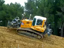 Frankreich, Languedoc, Hérault, Montpellier-Agglomération. Die Autobahn A9 um Montpellier wird etwas südlicher verlegt. Siehe Karte wo sowohl die neue Autobahn, wie die neue Hochgeschwindigkeitsstrecke der SNCF eingezeichnet sind. Die Liebherr 724 Planierraupe mit Heckaufreißer trägt zum Erfolg der Arbeiten bei. 18.02.2014