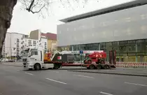 MAN TGX 18.680 mit Tieflader-Auflieger wendet am 18.02.2014 auf dem Messedamm in Berlin-Charlottenburg. Im Hintergrund ein Teil der neuen BMW Niederlassung Berlin. 