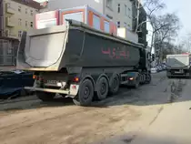 Vorwärts links an die Baucontainer und dann Rückwärts im 90° Winkel nach links zum Beladen mit Bauaushub. Meine Hochachtung an z.B. diesen MAN Kippsattelzug-Fahrer im Februar 2014 in Bln.-Charlottenburg.